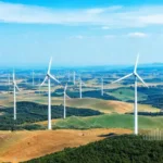 Turbinas eólicas generan energía moderna y optimista