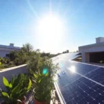 Una casa moderna captura energía solar