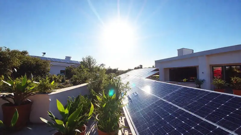 Una casa moderna captura energía solar