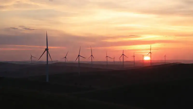 Turbinas eólicas siluetas serenas al atardecer