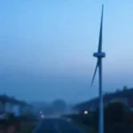 Turbina eólica en calle residencial tranquila