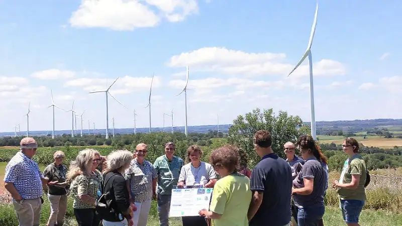 Turbinas eólicas y comunidad celebran energía limpia