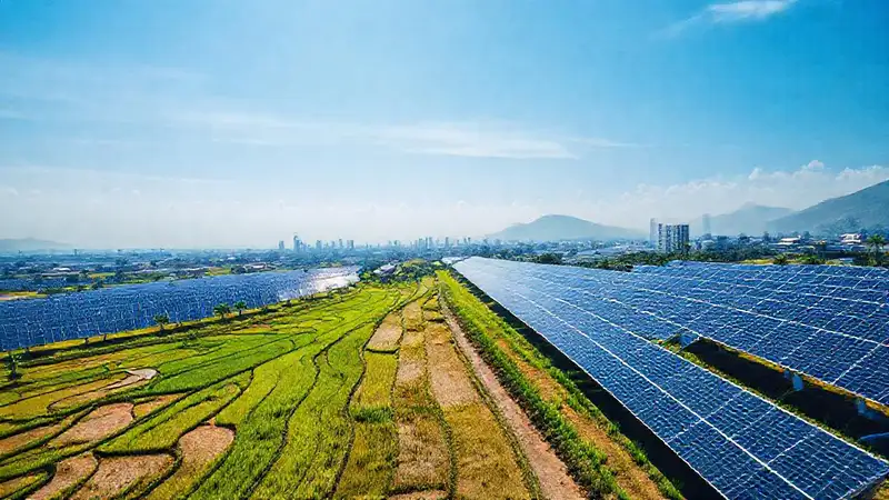 Paneles solares iluminan una ciudad moderna