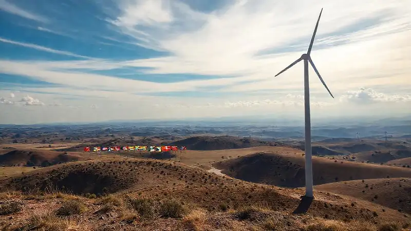 Turbina eólica remota ilumina un futuro sostenible
