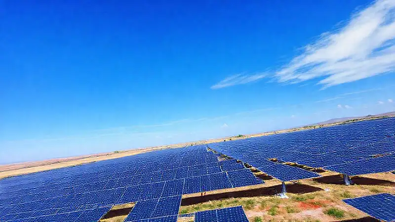 Finca solar moderna impulsa energía limpia