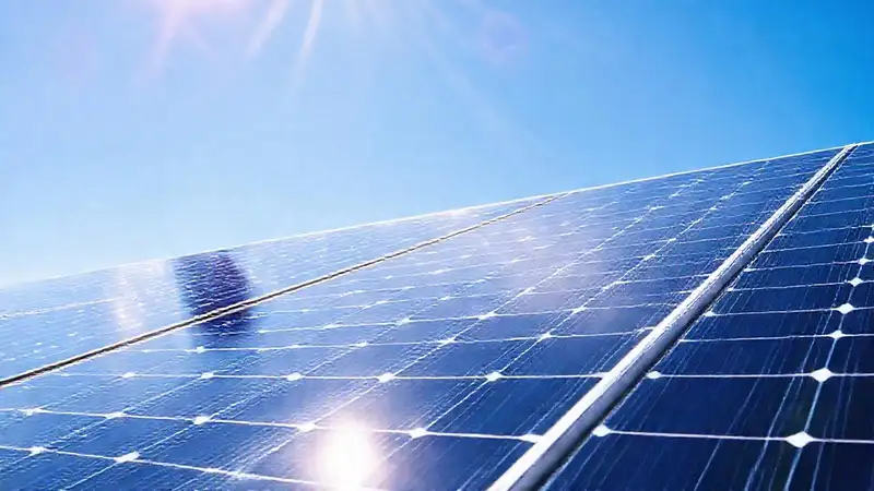 Paneles solares brillan