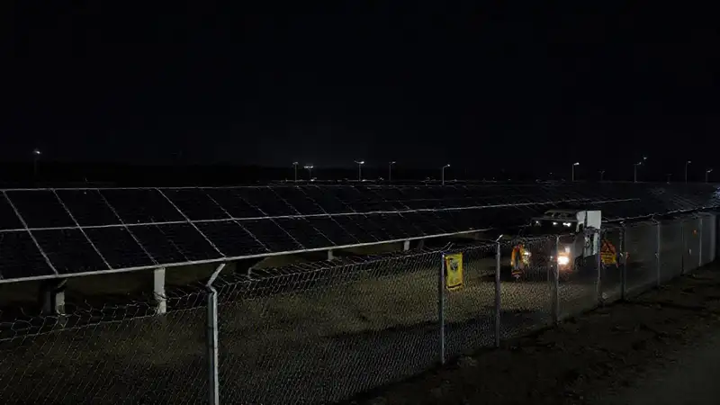 Una granja solar vigilada por la noche