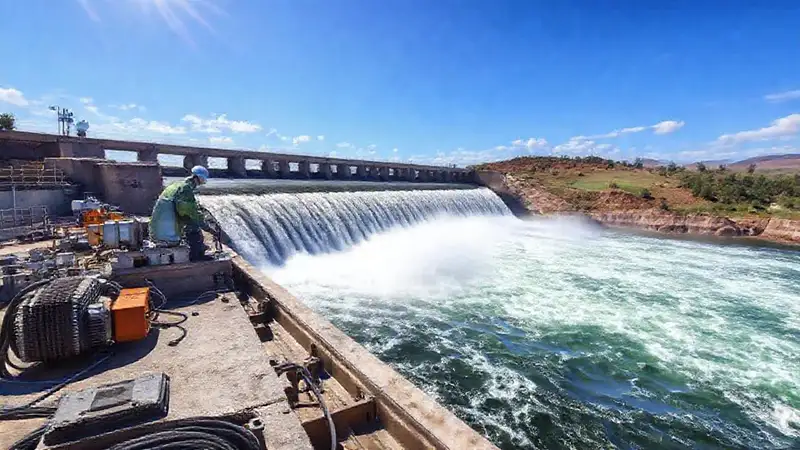 La represa hidroeléctrica mantiene el paisaje azul