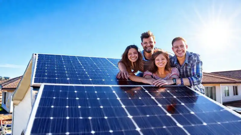 Familia sonríe con energía solar moderna