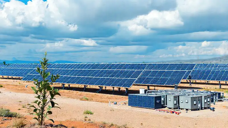 Paneles solares generan energía limpia y almacenada