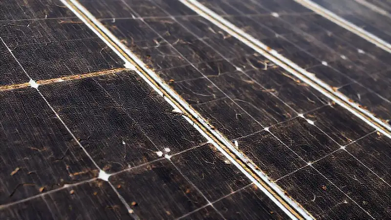 Paneles solares dañados advierten del deterioro
