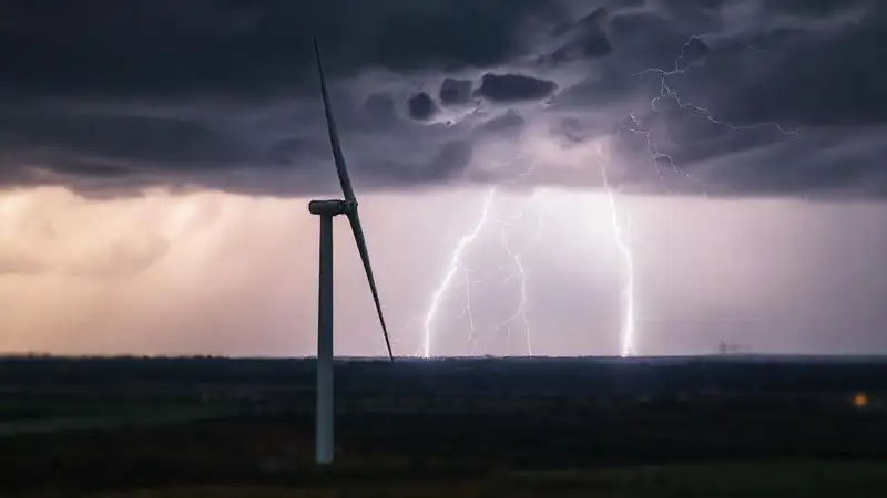 Turbina dañada bajo tormenta peligrosa