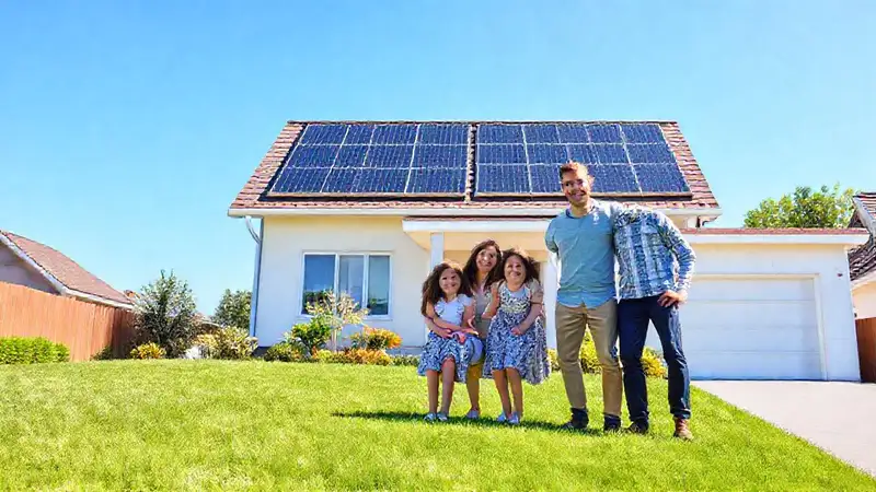 Una familia feliz en casa moderna