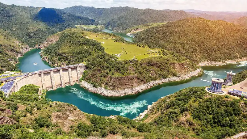 Una presa hidroeléctrica genera energía sostenible