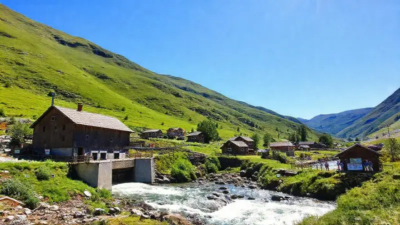Pueblo remoto, energía sostenible y alegría
