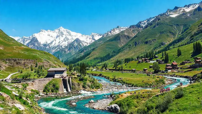 Paisaje montañoso y rural, soleado y vibrante