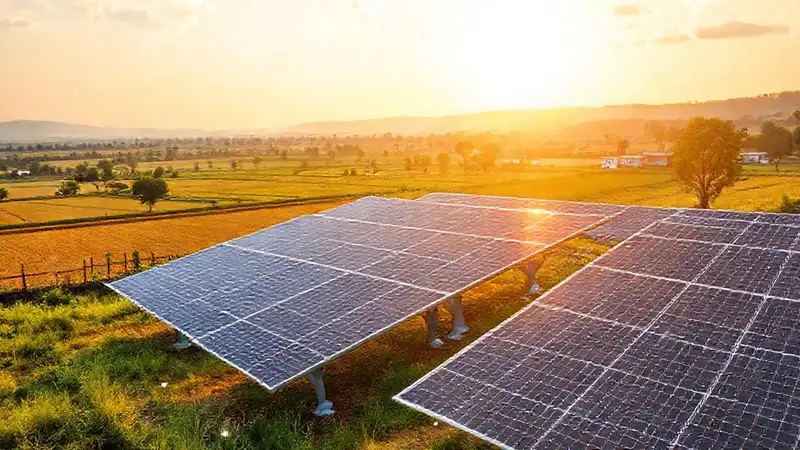 Paneles solares iluminan un futuro comunitario
