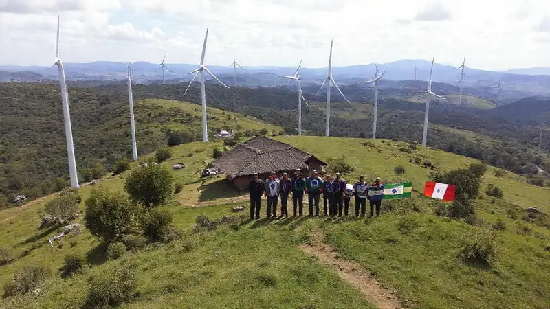 Turbinas eólicas impulsan energía sostenible en aldea
