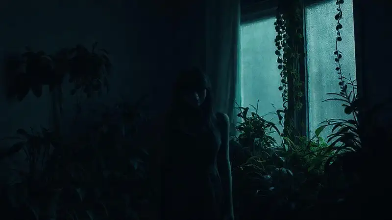 Una mujer triste en un apartamento oscuro