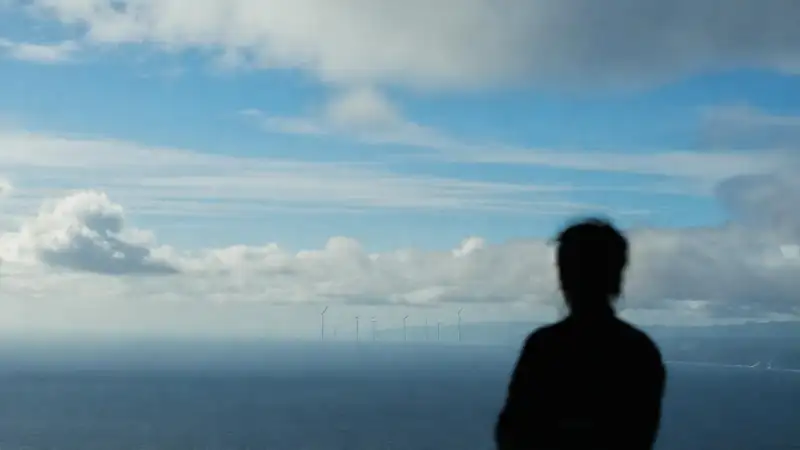Vistas oceánicas y cielo melancólico