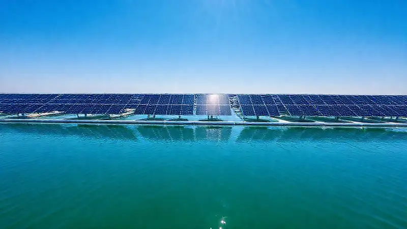 Una granja solar flotante refleja la luz