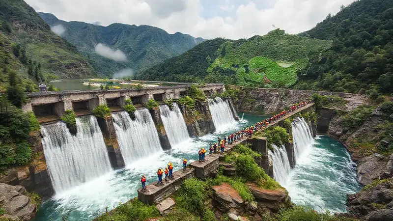 Presa hidroeléctrica: energía limpia y paisajes vibrantes