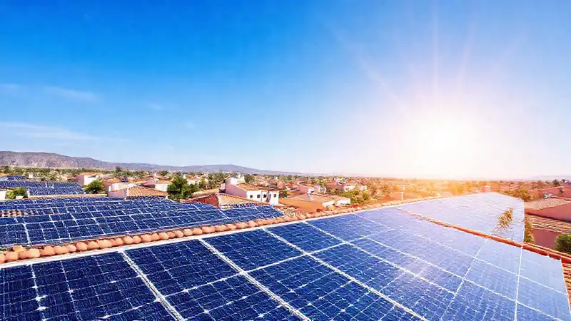 Paneles solares alimentan un paisaje español moderno