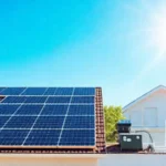 Paneles solares alimentan una casa moderna