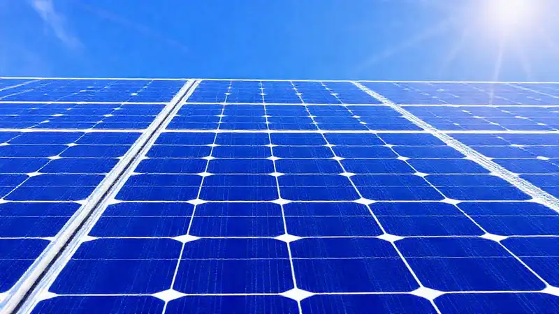 Paneles solares generan energía en el cielo