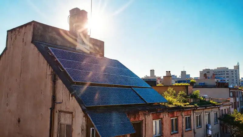 Edificios antiguos integran energía solar modernamente