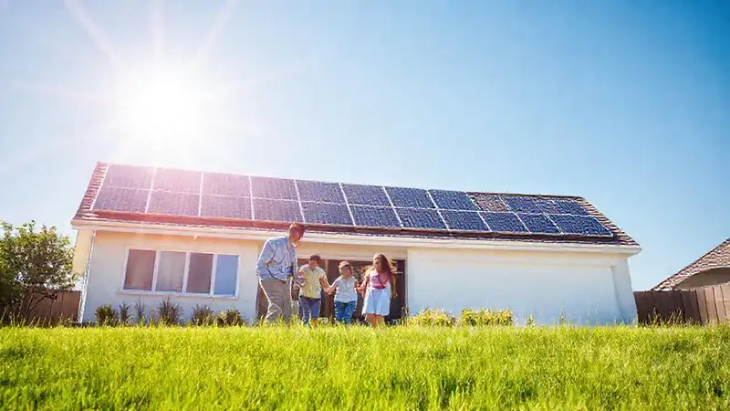 Familia feliz usa energía solar