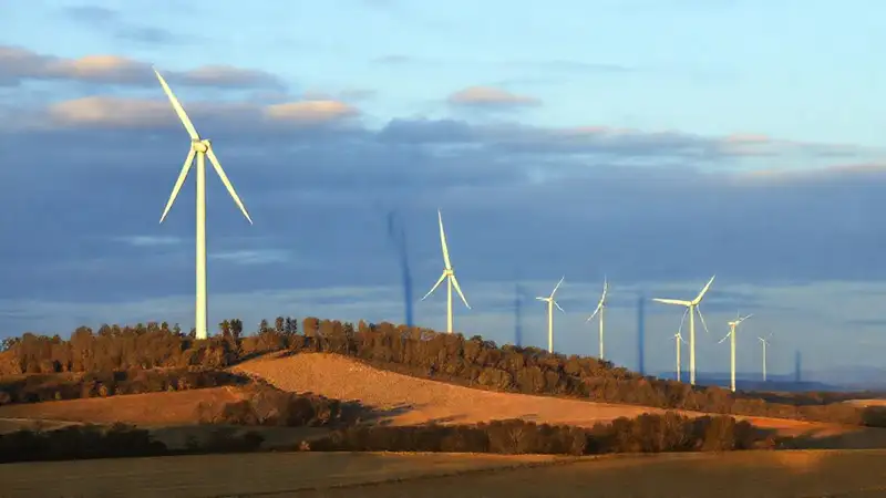 Turbinas eólicas iluminan un paisaje rural sereno
