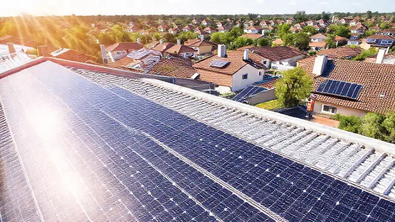 Paneles solares en planos comunitarios