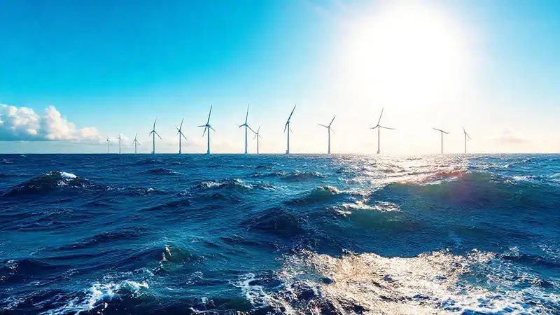 Turbinas eólicas marinas generan energía solar