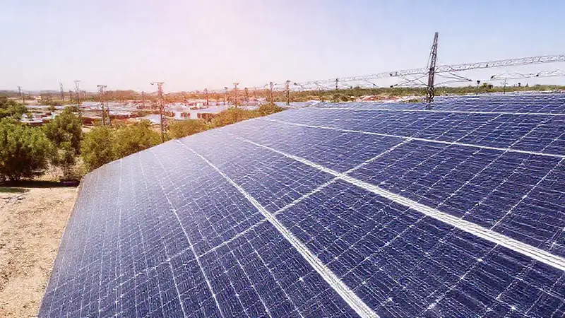 Paneles solares generan energía en España