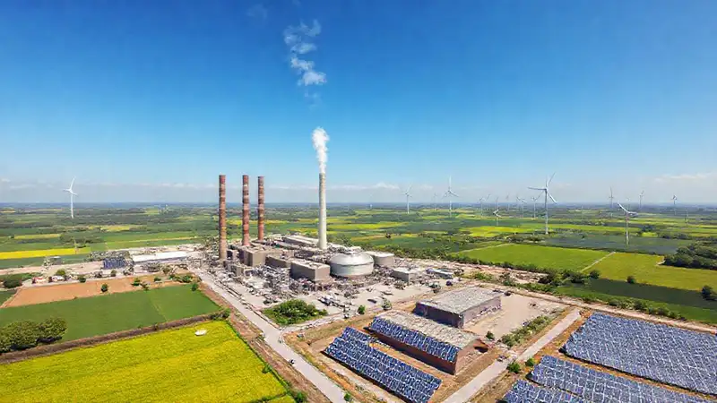 Una planta de biocombustible sostenible brilla