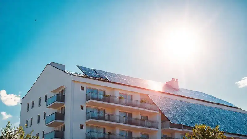 Un edificio moderno ofrece energía limpia