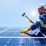 Un técnico limpia paneles solares brillantes