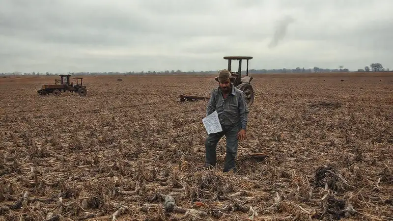 La sequía devastó la granja y a su dueño