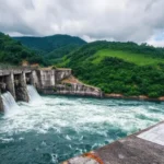 Presa hidroeléctrica genera energía en valle