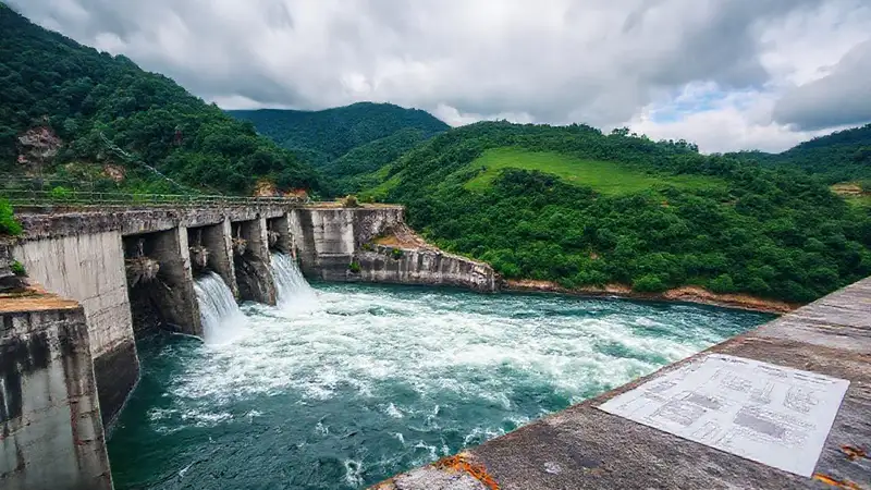 Presa hidroeléctrica genera energía en valle