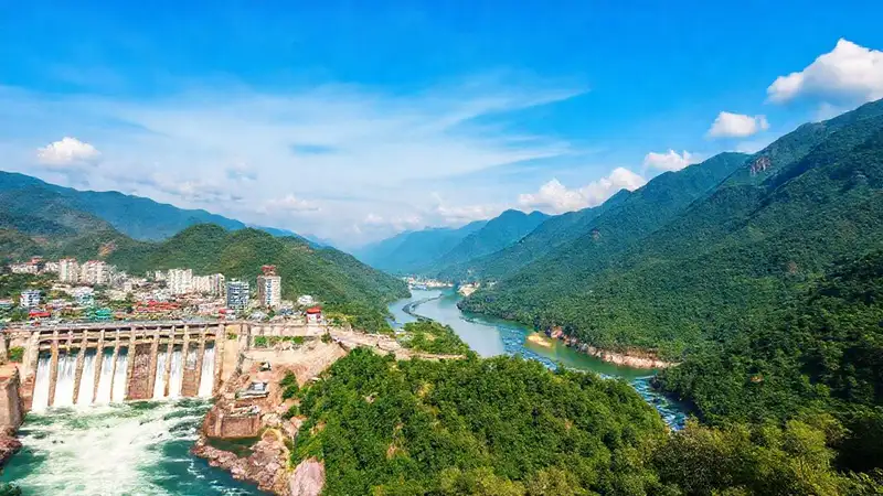 Una ciudad moderna y exuberante paisaje