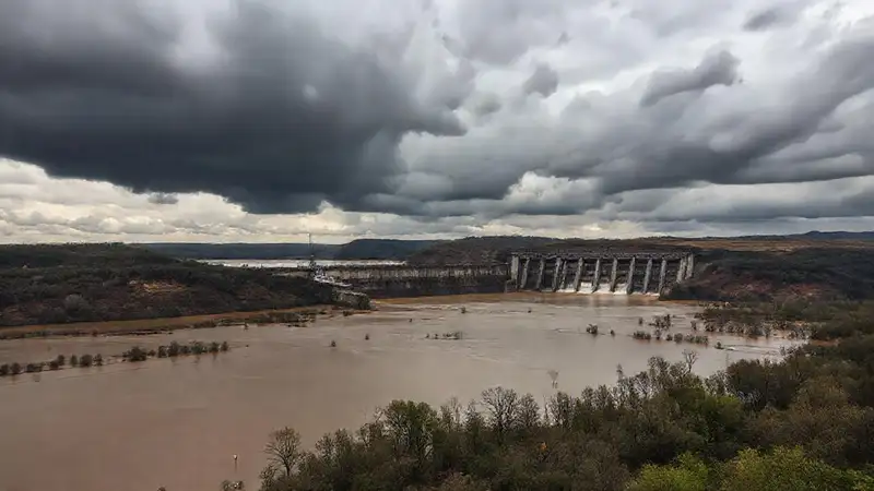 La presa crea un paisaje inquietante y sombrío