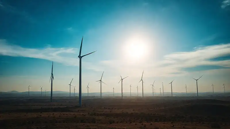 Turbinas eólicas reguladas bajo cielos dramáticos