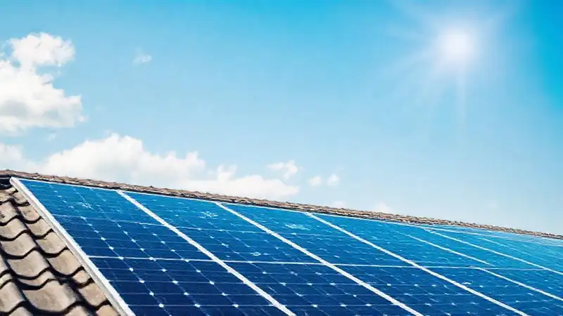 Paneles solares muestran datos técnicos limpios