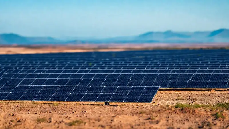 Granja solar impacta un paisaje azul