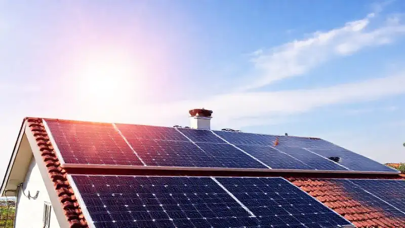 Paneles solares alimentan una casa moderna