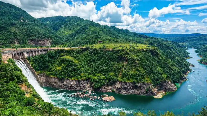 La presa revitalizó un valle verde y azul