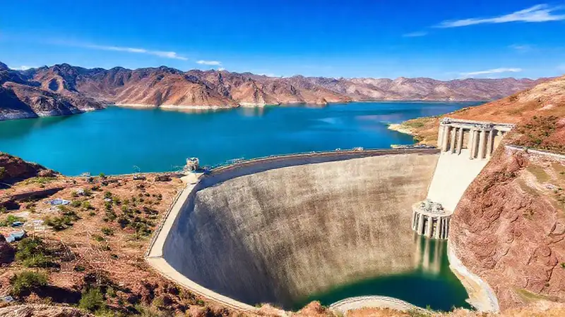 Presa hidroeléctrica realista y detallada