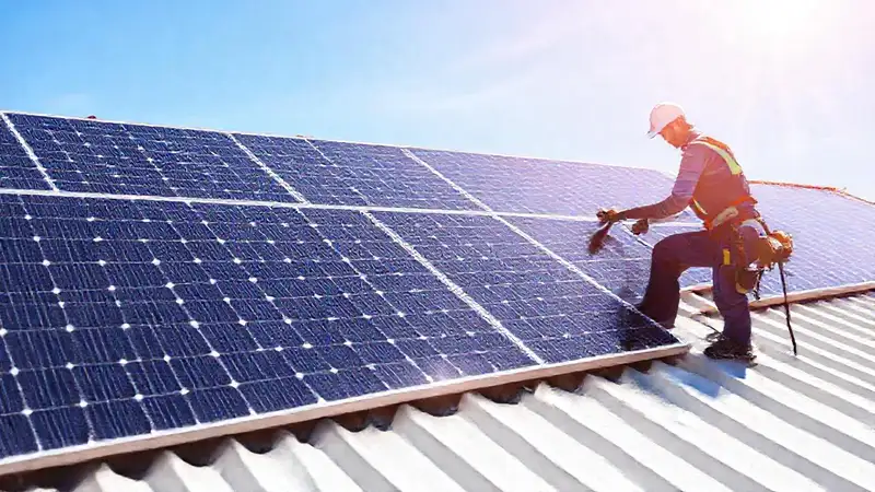 Paneles solares generan energía en el cielo
